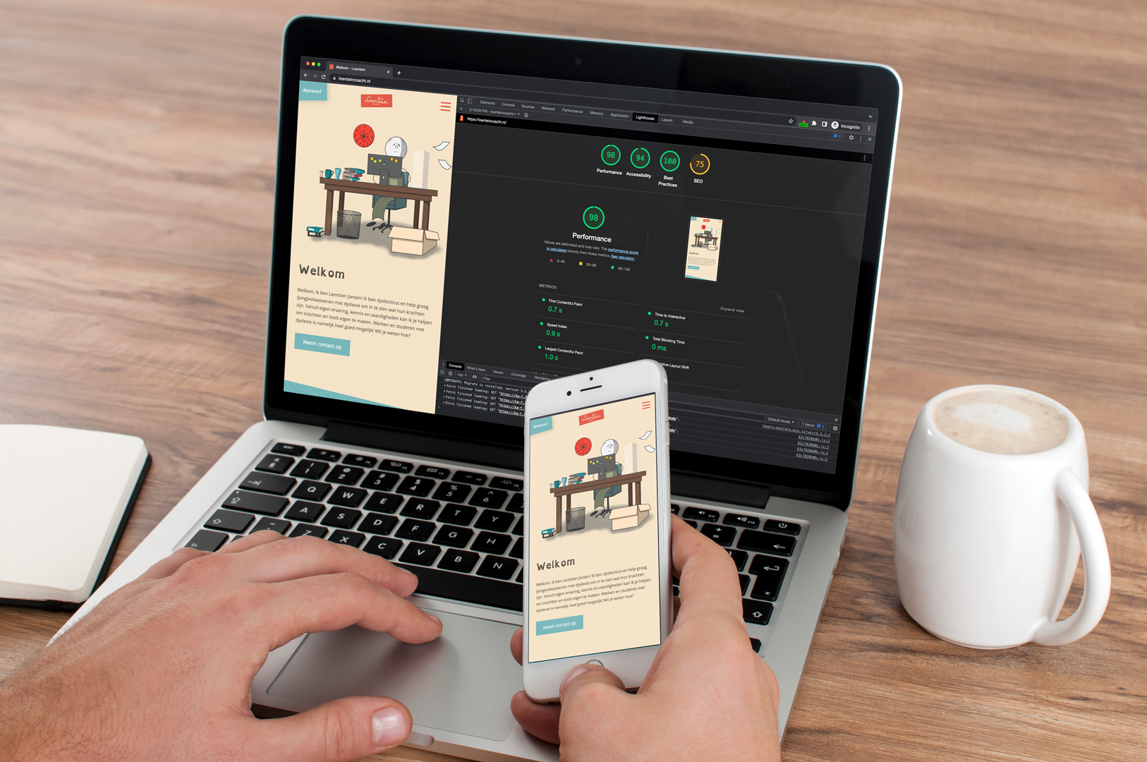 Voorbeeld van een website check en analyse op techniek en snelheid. Metingen van een website zichtbaar op een laptopscherm en website op mobiel.